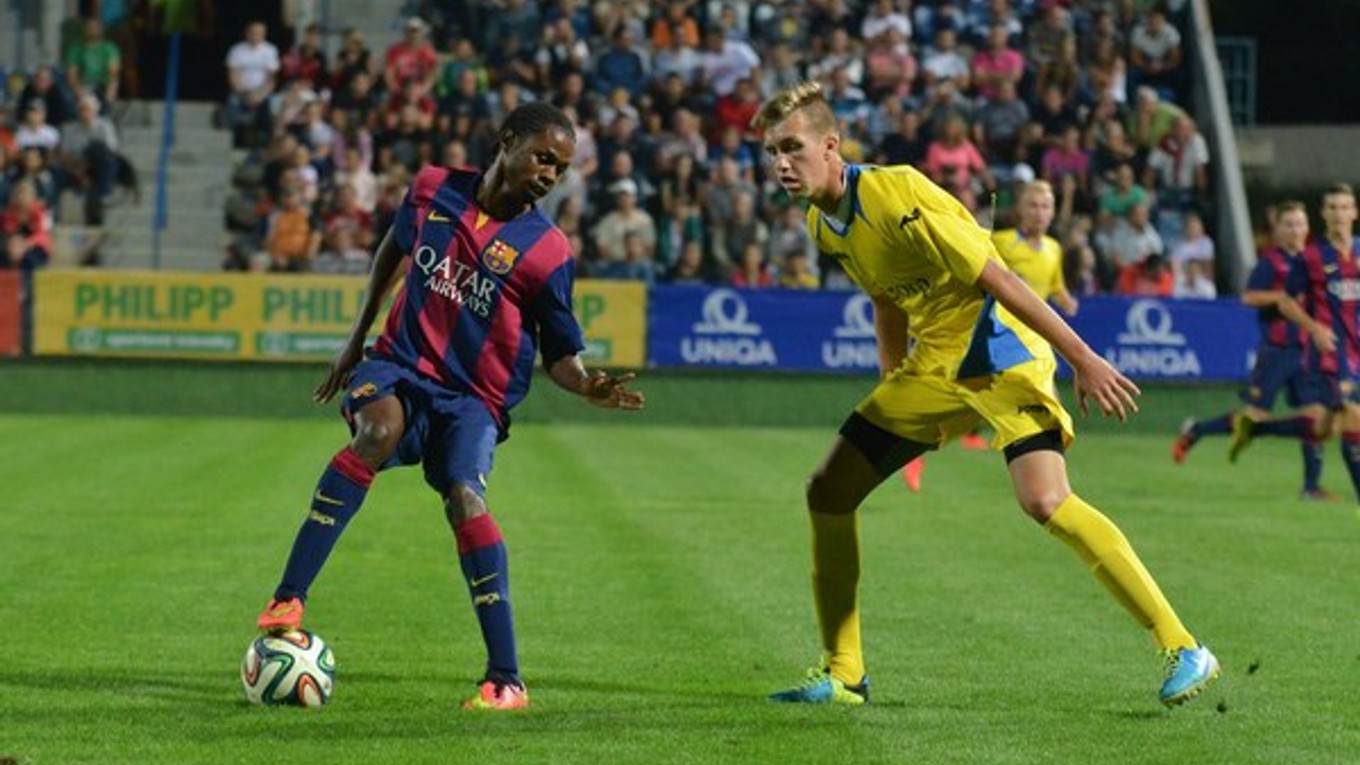 Martin Bednár (vpravo) v zápase dorastencov Michaloviec a Barcelony na turnaji Michalovce Cup 2014.