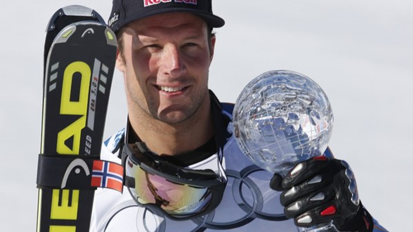 Aksel Lund Svinal počas kariéry povyhrával viacero trofejí. Takto pózoval predvlani po zisku malého krištáľového glóbusu za superobrovský slalom.