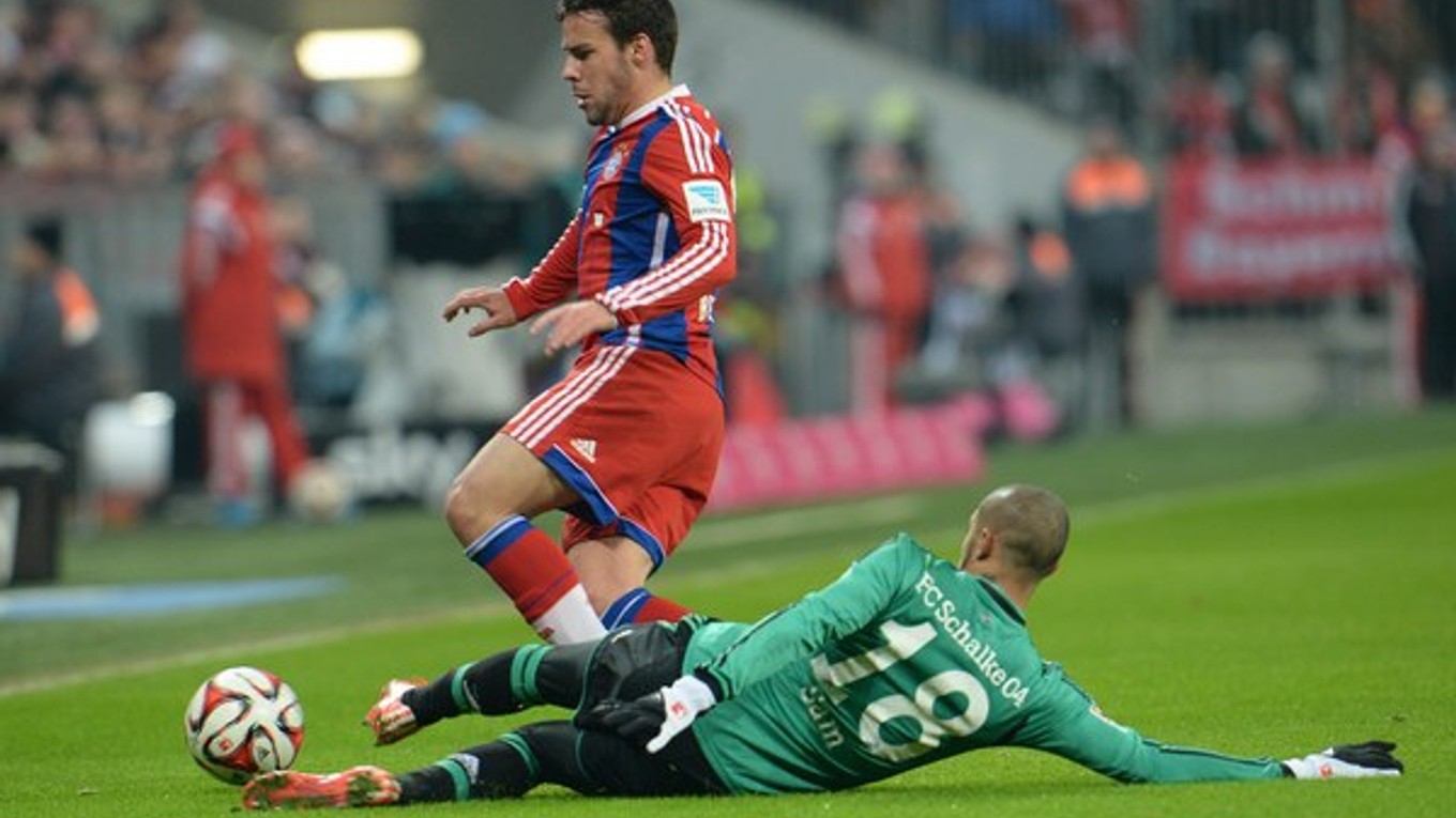 Na snímke vľavo španielsky hráč Bayernu Juan Bernat a útočník Schalke Sidney Sam.