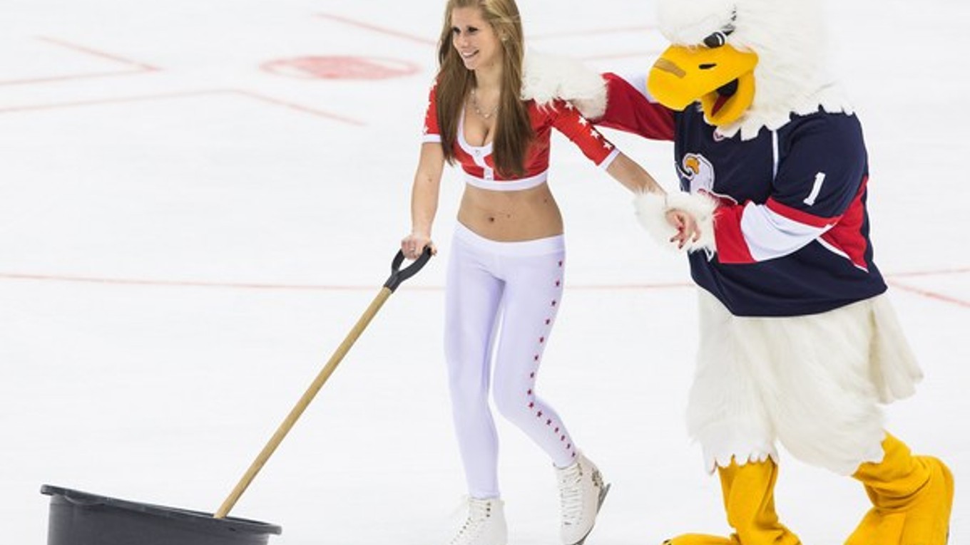 Icegirl a maskot Slovana Harvy. Ilustračná snímka.