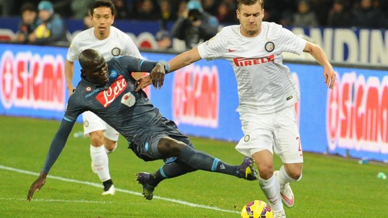 Neapolčan Kalidou Koulibaly (v tmavom drese) sa snaží vypichnúť loptu Milánčanovi Georgeovi Puscasovi.