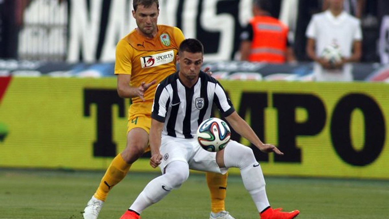 Slovenský stredopoliar Solúnu Róbert Mak (vpredu) z PAOK SOlún.