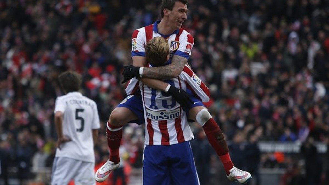 Mario Mandžukič oslavuje svoj gól spolu s Fernandom Torresom.