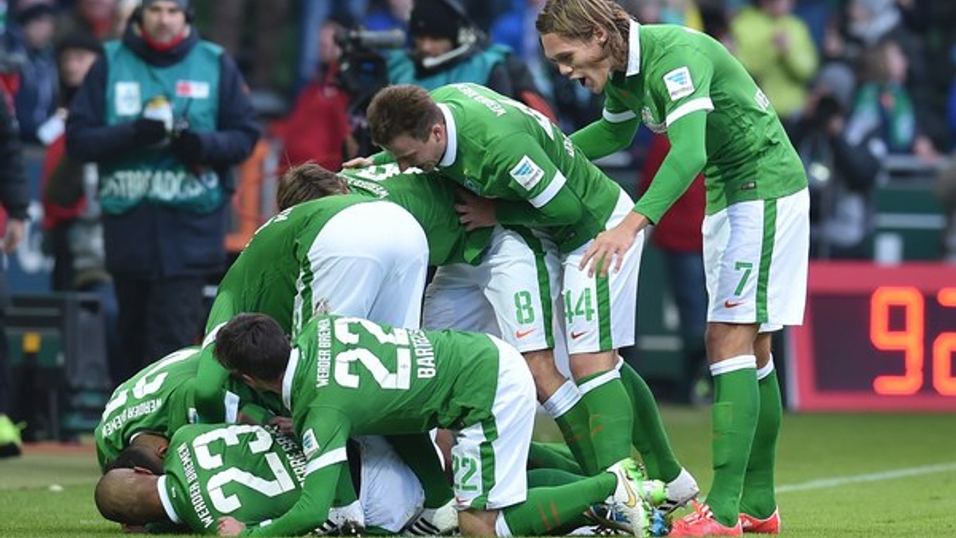 Futbalisti Werderu Brémy sa tešia z gólu do siete Bayeru Leverkusen.