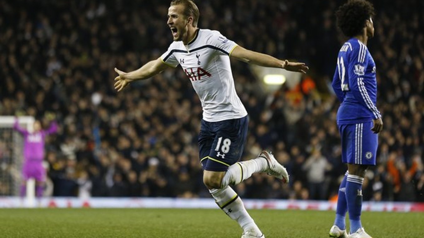 Harry Kane sa teší z gólu v sieti FC Chelsea.