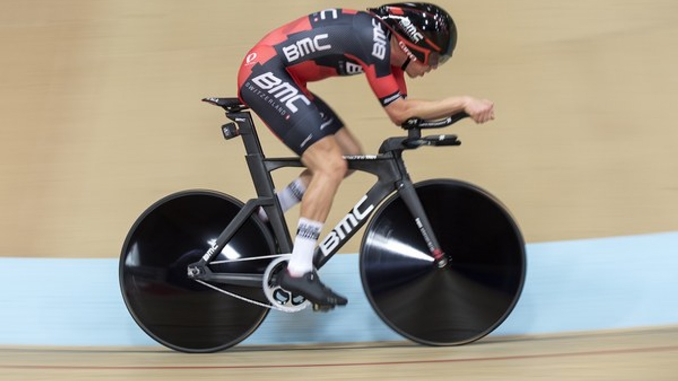 Rohan Dennis na ovále počas pokusu o nový rekord.