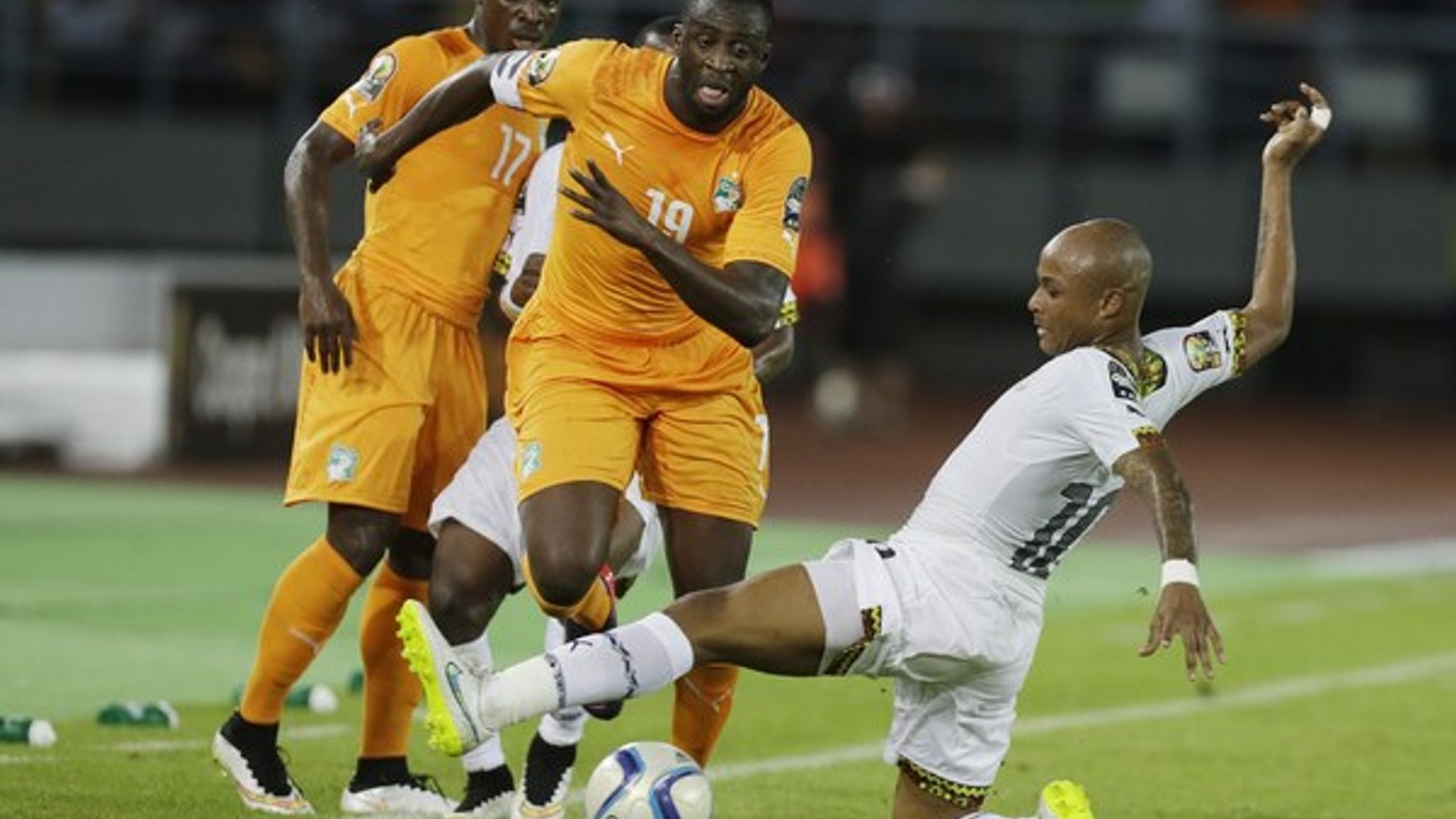 Hráč Pobrežia Slonoviny Yaya Toure sa snaží preniknúť okolo Ghančana Andreho Ayewa.