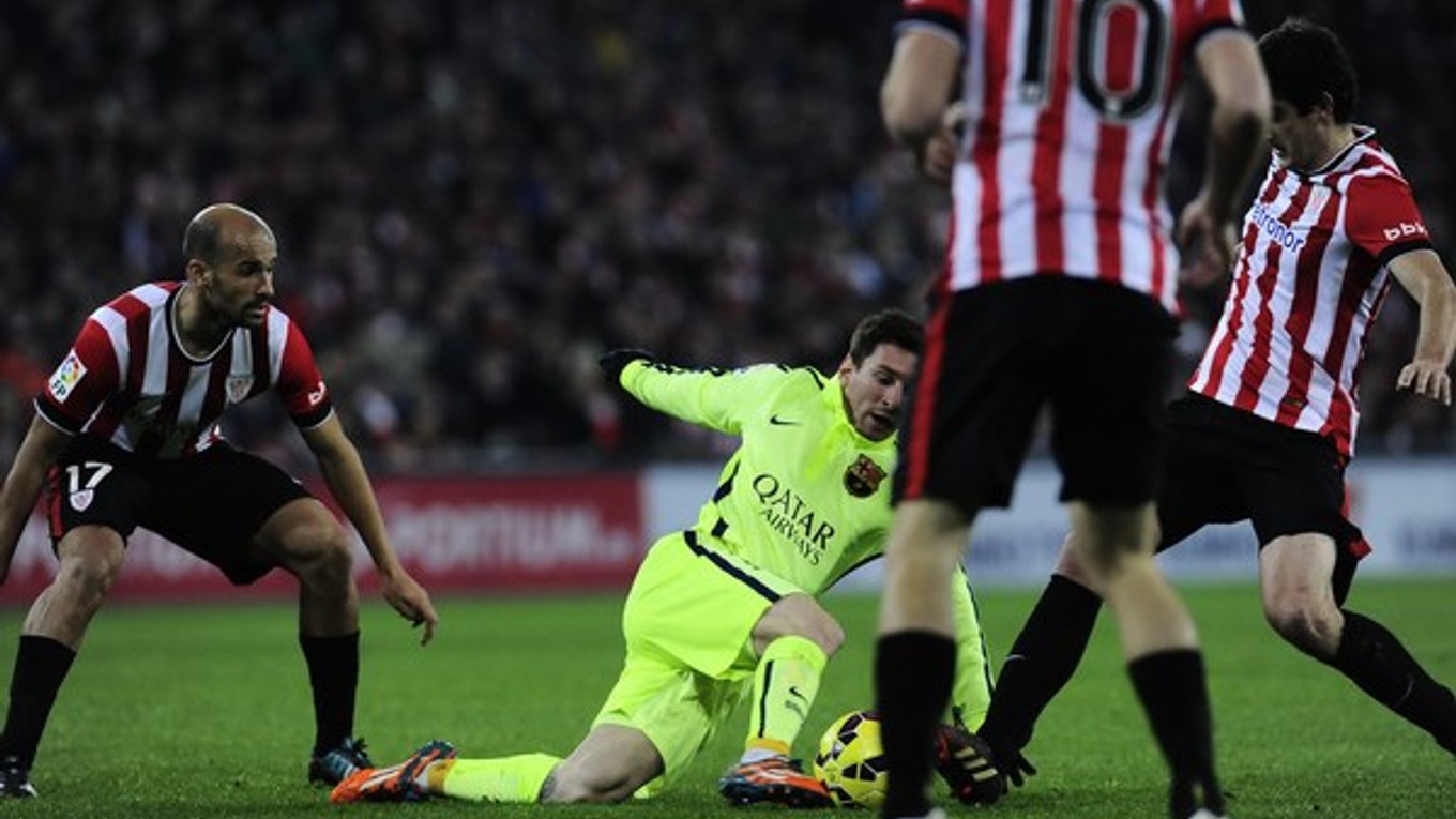 Messi a protihráči.