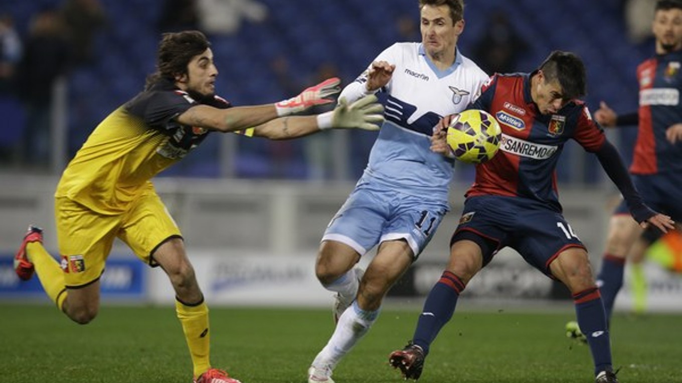 Útočník Lazia Miroslav Klose (uprostred) v súboji s Facundom Sebastianom Roncagliom (vpravo) a brankárom Mattiom Perinom.