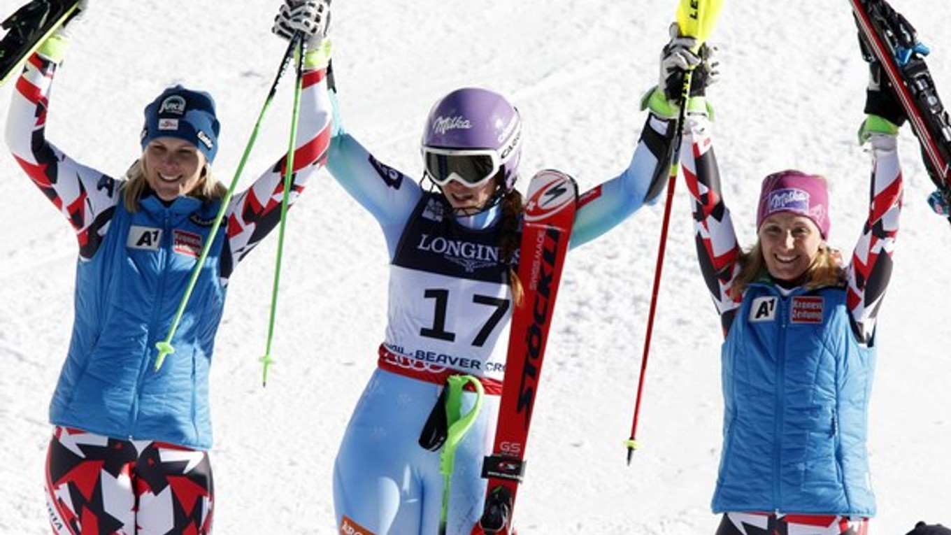 Na snímke zľava strieborná Rakúšanka Nicole Hospová, zlatá Slovinka Tina Mazeová a bronzová Rakúšanka Michaela Kirchgasserová oslavujú po skončení alpskej kombinácie žien.