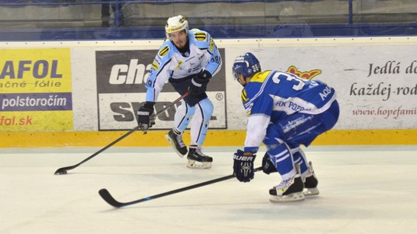 Slovenský tím na univerziáde reprezentuje aj hráč HK Nitra Edmund Piačka (vľavo).