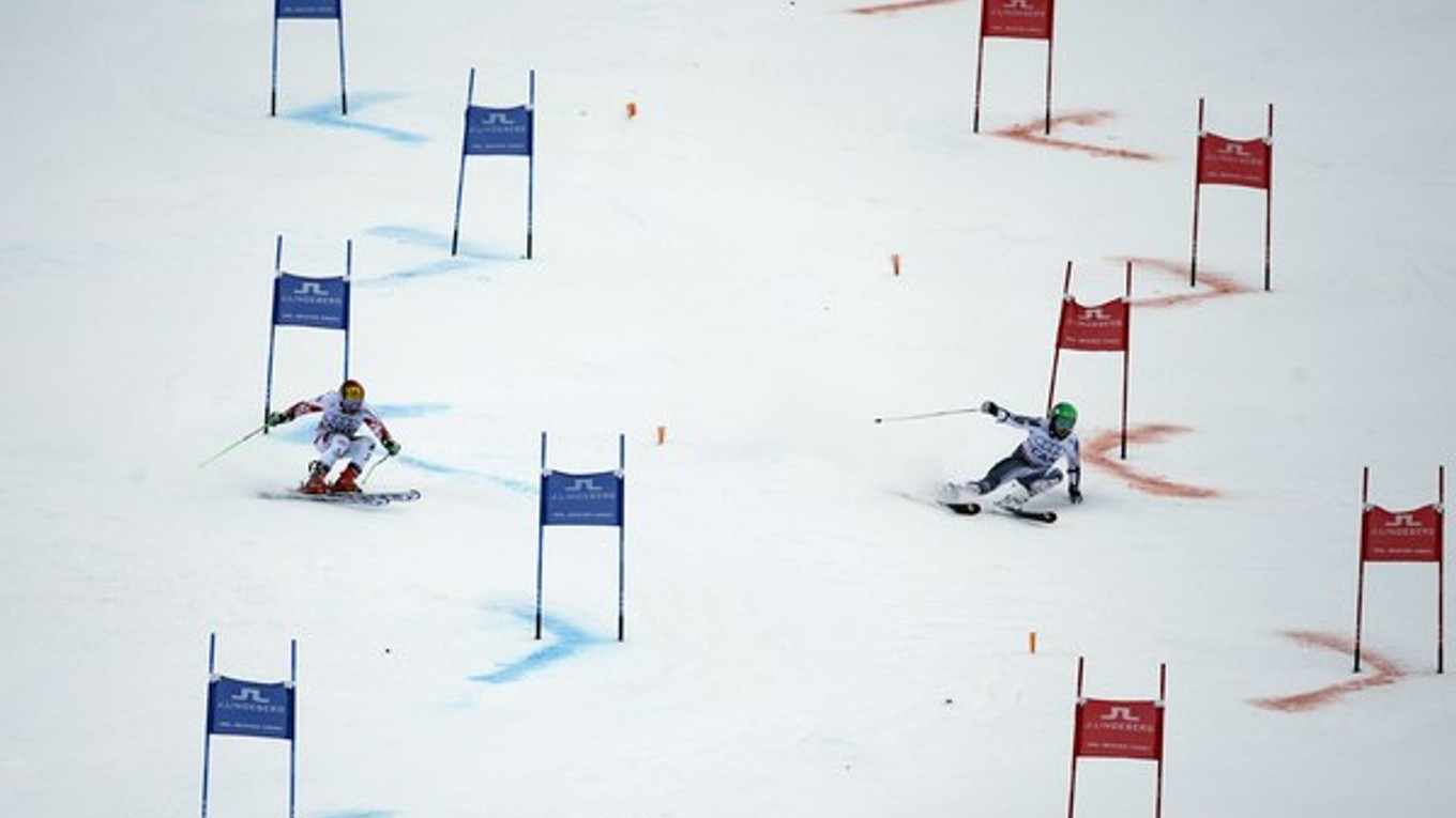 Rakúšan Marcel Hirscher (vľavo) a Kanaďan Phil Brown na trati paralelného slalomu vo finále súťaže tímov.