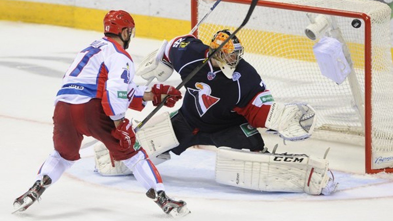 Hokejista CSKA Alexander Radulov strieľa gól v zápase KHL medzi Slovanom a CSKA v Bratislave 20. septembra 2014. CSKA vtedy vyhralo 4:1.