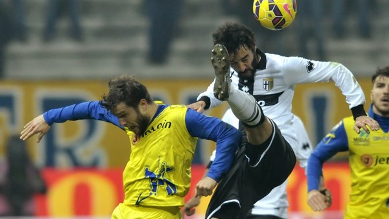 Mattia Cassani (vpravo) z Parmy a Perparim Hetemaj z Chieva v súboji o loptu v 22. kole Serie A 11. februára 2015 v Parme.