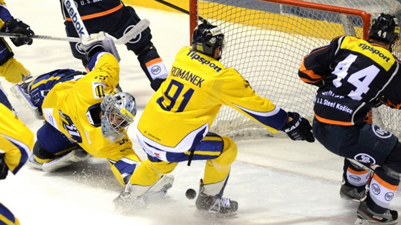 Brankár Piešťan Patrik Rybár inkasuje prvý gól v 48. kole hokejovej extraligy v Košiciach.