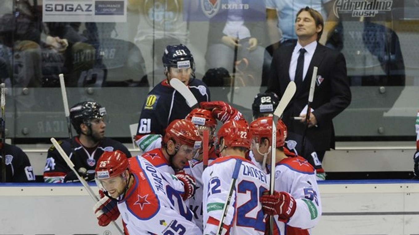 Radosť hráčov CSKA po strelení štvrtého gólu v Bratislave 20. septembra 2014. V pozadí striedačka Slovana - sprava Vladimír Országh, kapitán Milan Bartovič a Rok Tičar. CSKA vtedy vyhralo 4:1.