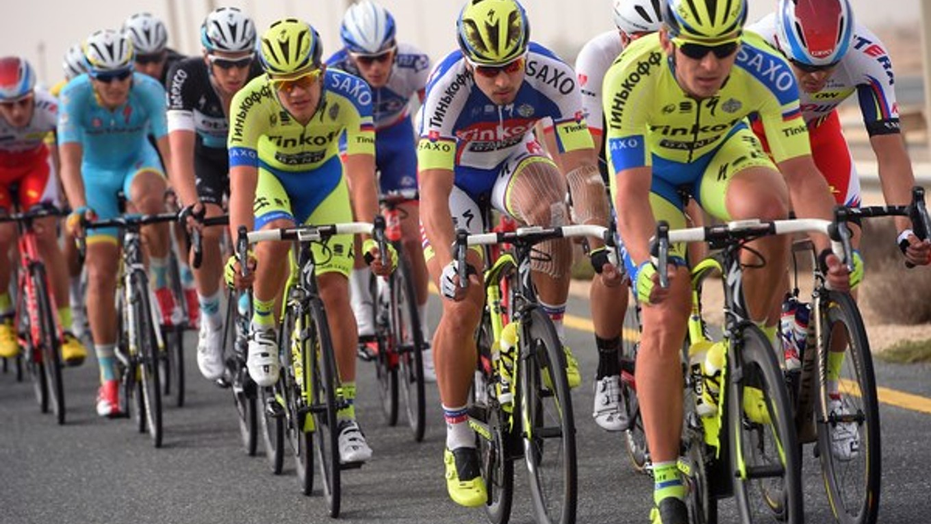 Peter Sagan (uprostred) štartuje na prvých pretekoch v drese tímu Tinkoff–Saxo.VKatare vybojoval dve štvrté a jedno druhé miesto.