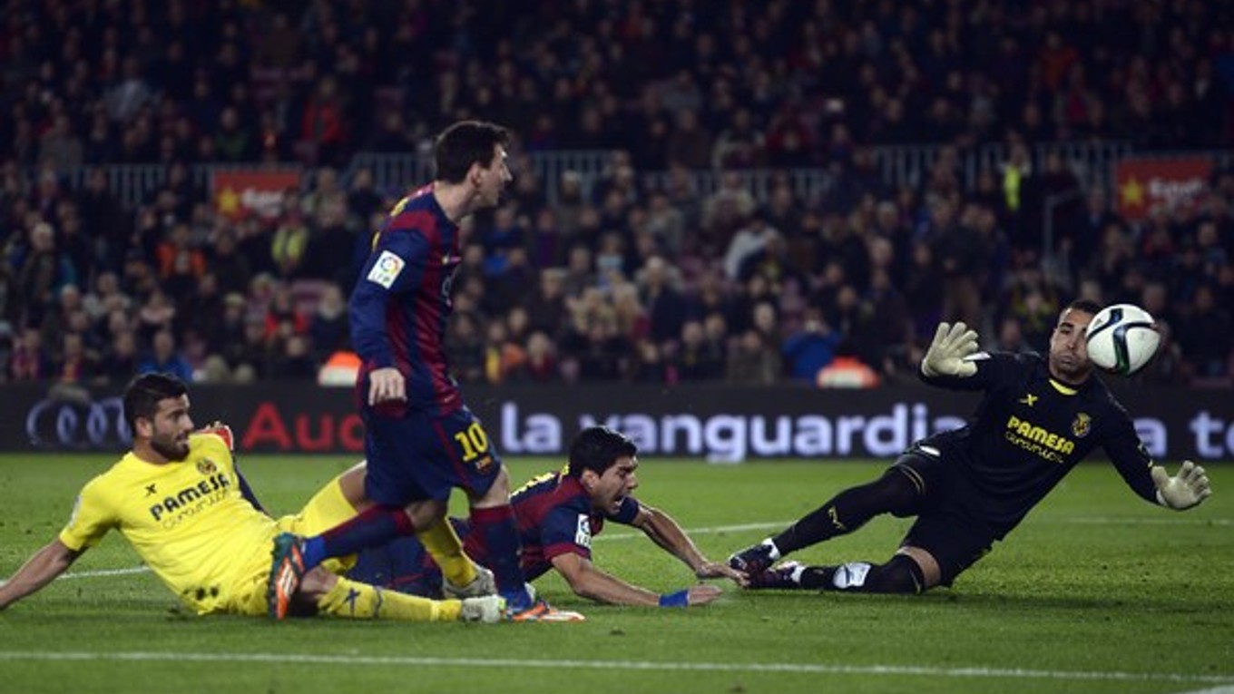 Lionel Messi a Luis Suarez z FCB a brankár Villarrealu Sergio Asenjo.