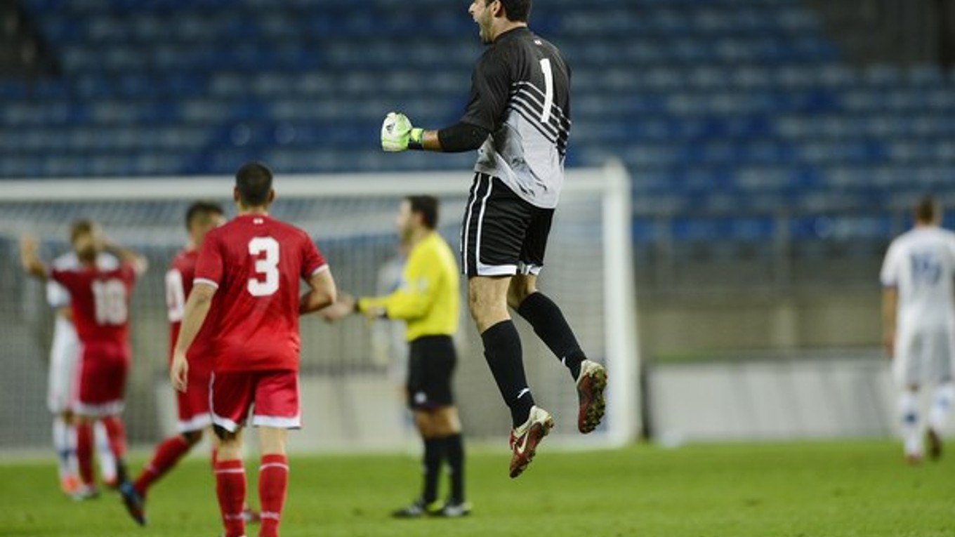 Radosť futbalistov Gibraltáru po remíze 0:0 v prípravnom zápase so Slovenskom v novembri 2013.