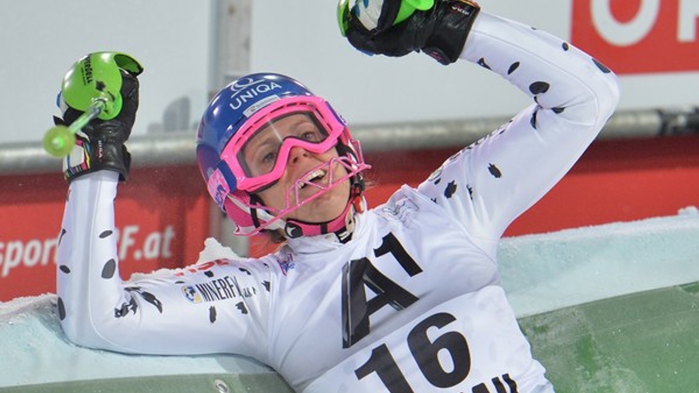Slovenská lyžiarka Veronika Velez-Zuzulová sa raduje z piateho miesta na nočnom slalome Svetového pohára v rakúskom Flachau 13. januára 2015.