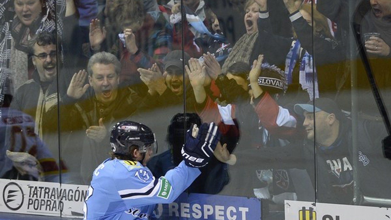 Žiga Jeglič (Slovan) sa teší po tom, ako skóroval doma proti Jokeritu. Slovan vyhral 6:2 a bol to jeho doposiaľ posledný "veľký" zápas v KHL.
