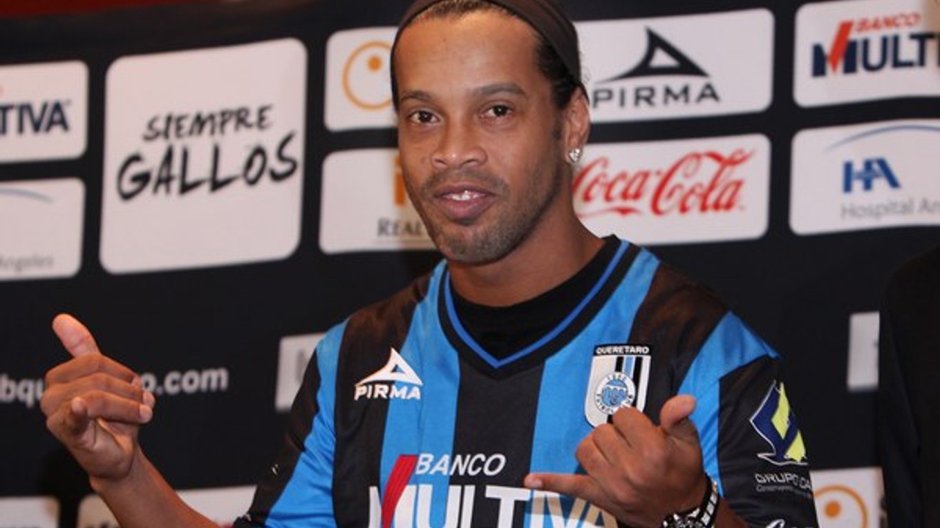 Takto pózoval Ronaldinho vlani v septembri v drese nového klubu Querétaro. V júni by sa mal sťahovať do Angoly.
