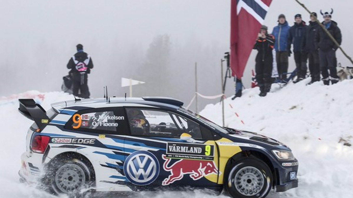 Nórska posádka tímu Volkswagen Andreas Mikkelsen, Ola Floene na aute VW Polo WRC na trati piatej rýchlostnej skúšky Rely Švédsko, druhého podujatia šampionátu WRC v Karlstade 13. februára 2015.