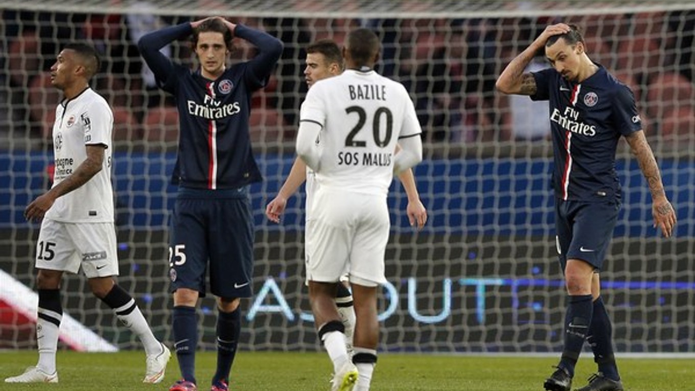 V tmavom hráči PSG Zlatan Ibrahimovič (vpravo) a Adrien Rabiot po zápase.