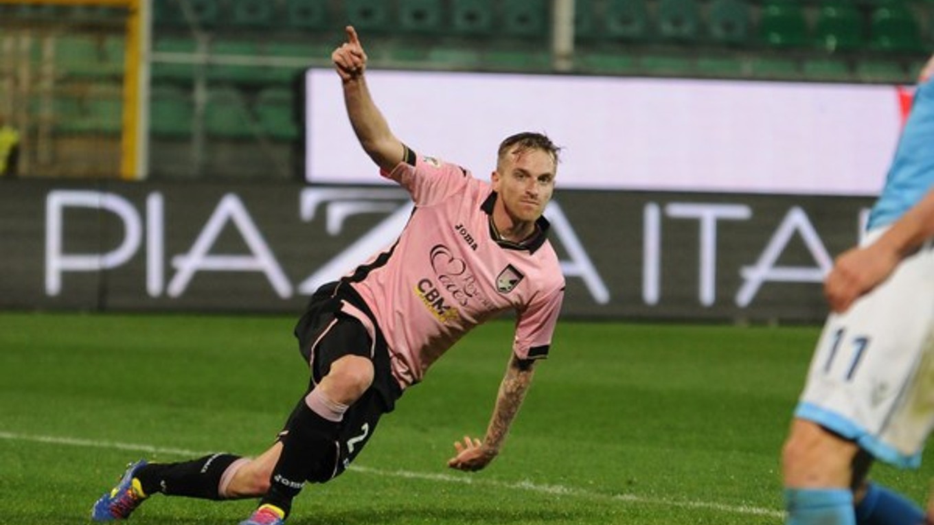 Hráč Palerma Luca Rigoni oslavuje gól.