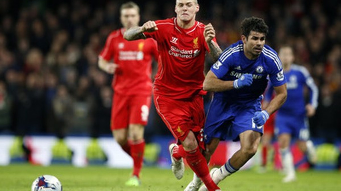 Škrtel v súboji s Costom.