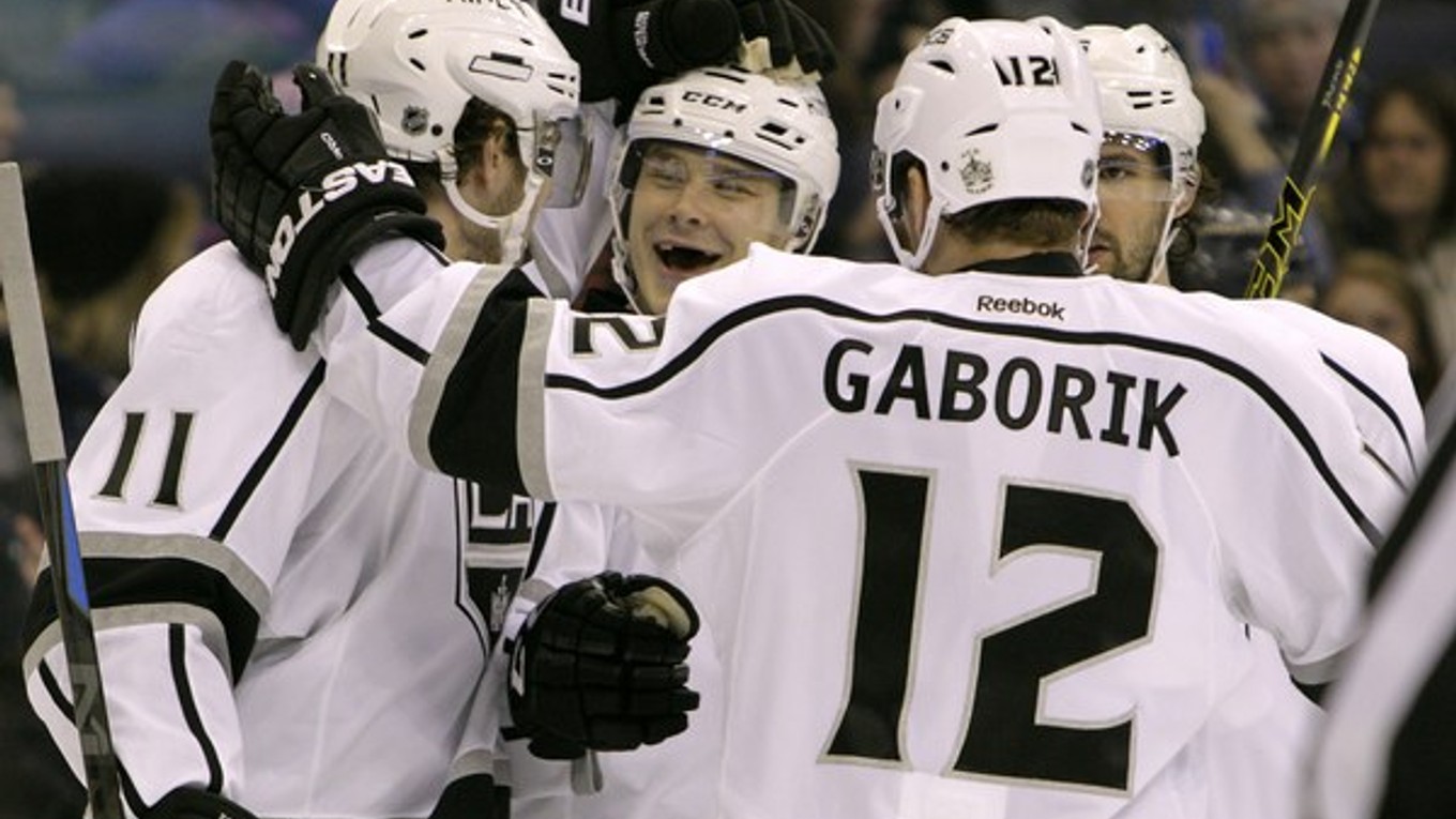 Útočník Kings Dustin Brown (druhý zľava) sa teší so spoluhráčmi - medzi nimi Marián Gáborík.