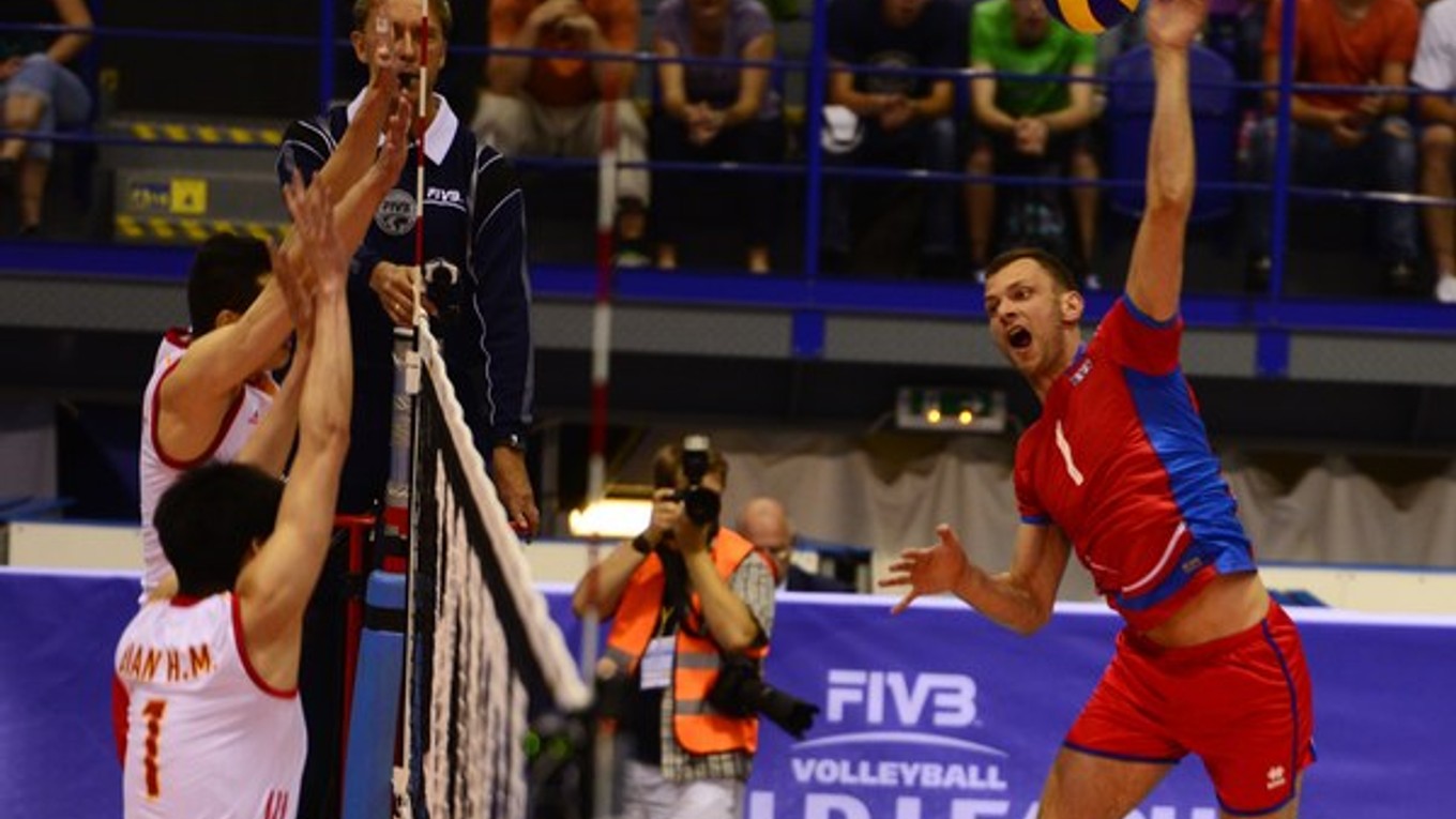 Milan Bencz smečuje v zápase Svetovej ligy proti Číne.