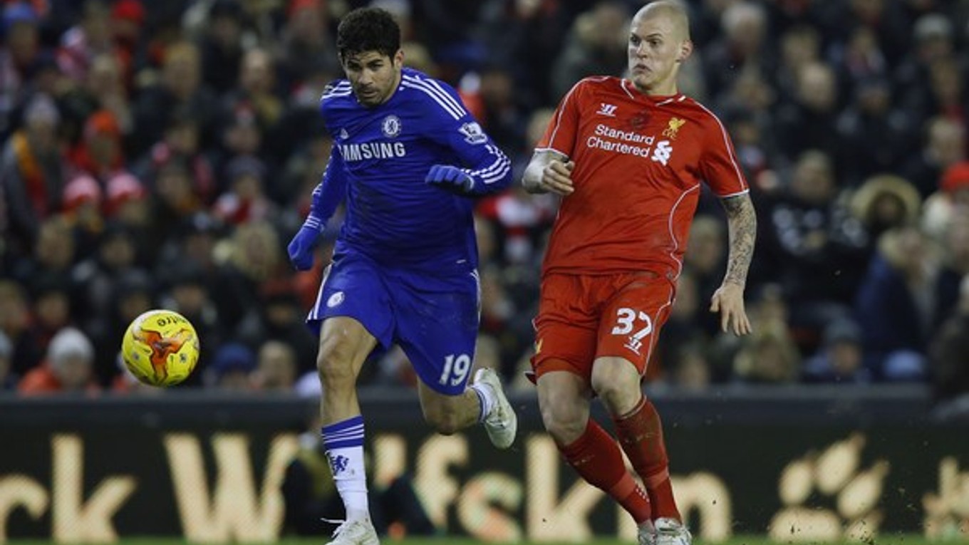 V drese Liverpoolu nastúpi aj Slovák Martin Škrtel. Na snímke bojuje o loptu s hráčom Chelsea Diegom Costom.