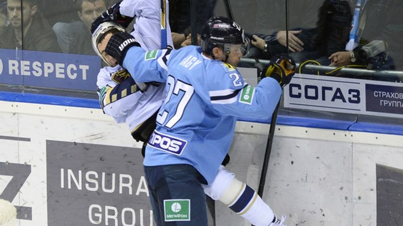 Sprava Ladislav Nagy (Slovan) a Igor Ignatuškin (Soči).