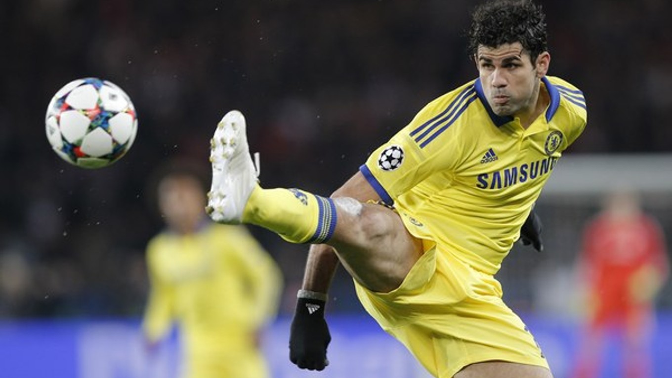 Španielsky útočník Chelsea Diego Costa v zápase osemfinále Ligy majstrov Paríž St. Germain - Chelsea.