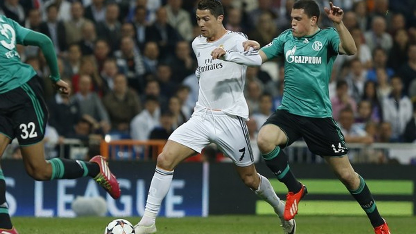 Cristiano Ronaldo (vľavo) strelil vlani na pôde Schalke dva góly.