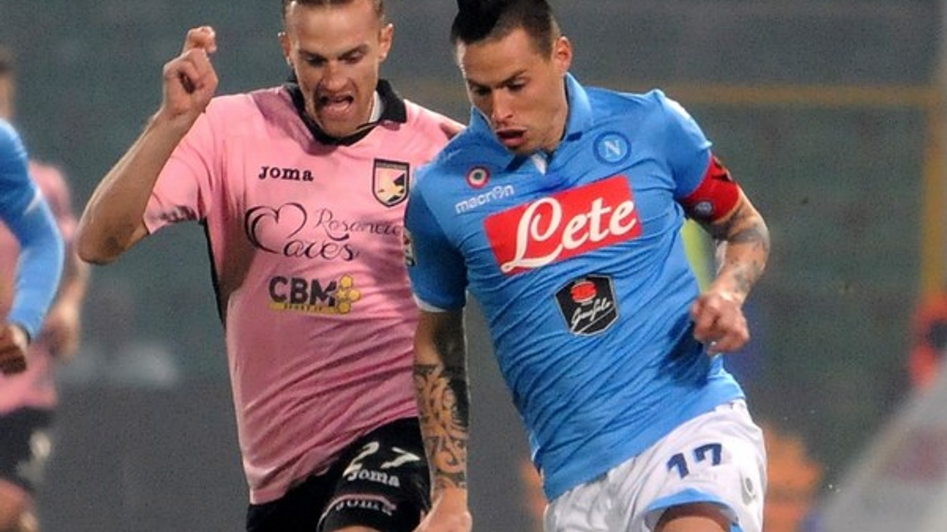 Marek Hamšík a vľavo stredopoliar Palerma Luca Rigoni v zápase 23. kola talianskej Serie A Palermo - Neapol (3:1) v sobotu 14. februára 2015.