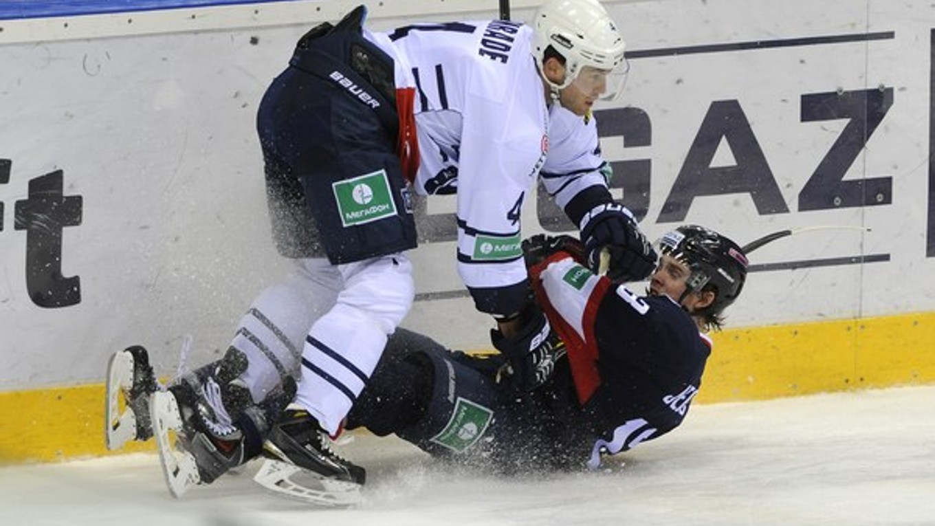 Vľavo Geoff Kinrade (Záhreb) a vpravo Žiga Jeglič (Slovan).