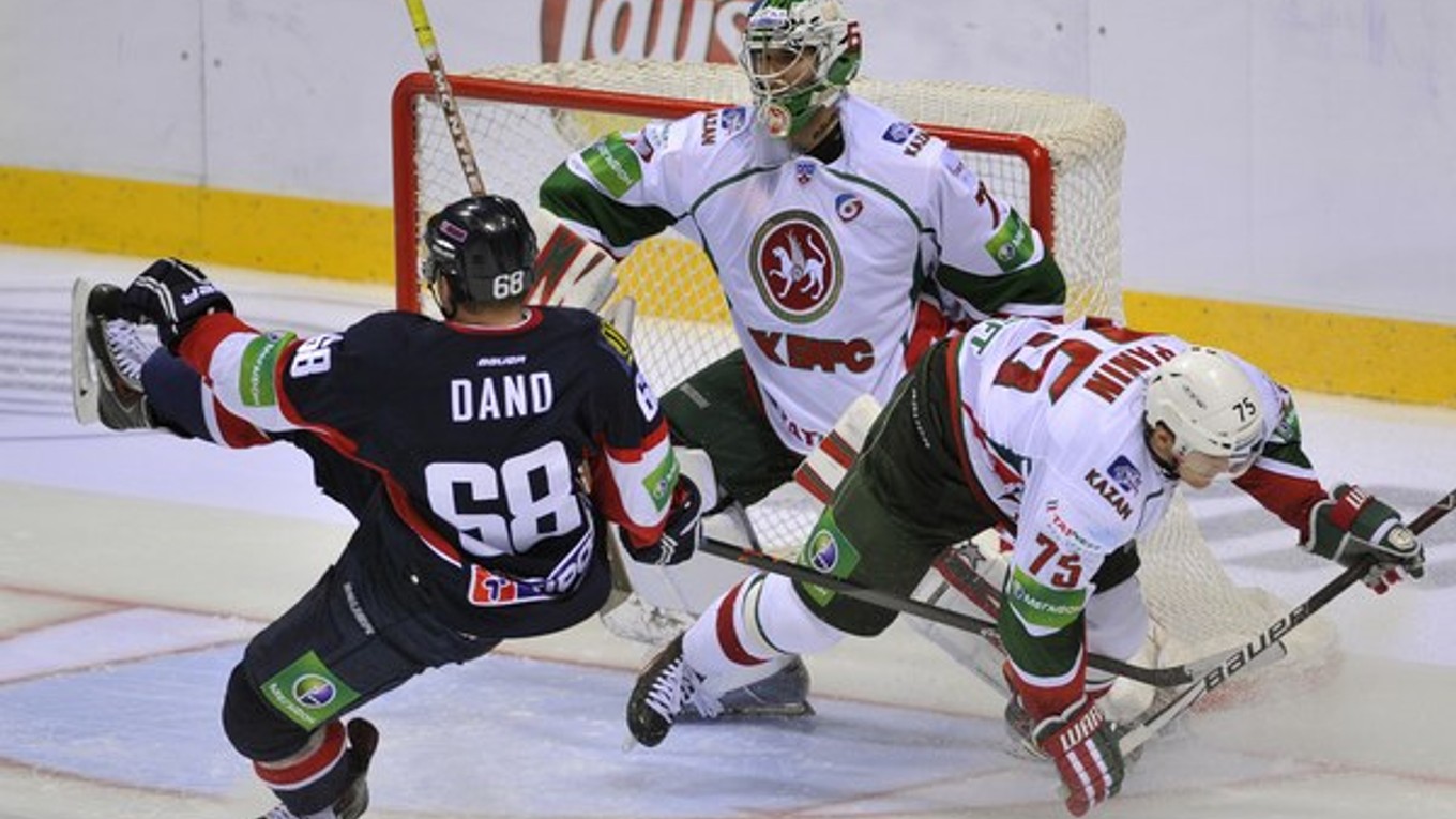 Zľava: Marko Daňo zo Slovana a brankár Emil Garipov a Grigorij Panin z Kazane, 21. september 2013.