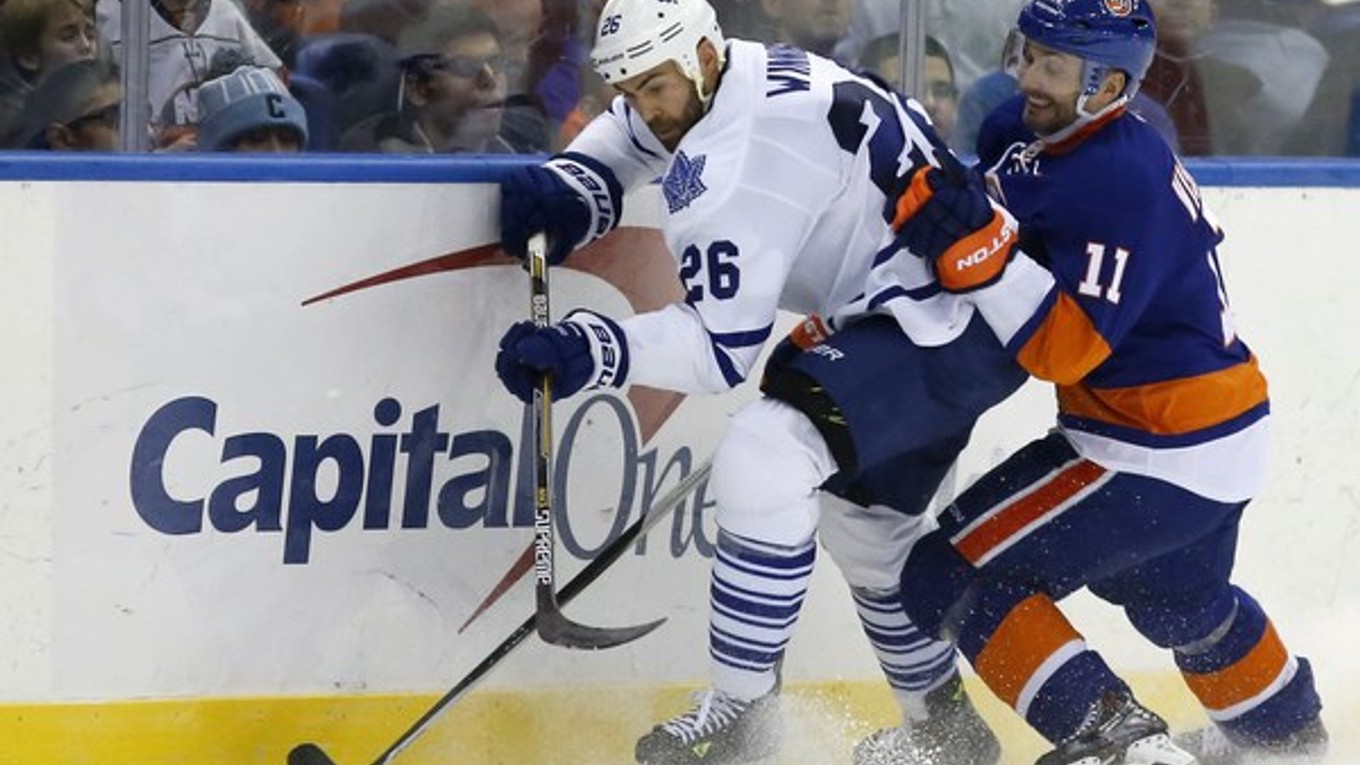 Ľubomír Višňovský (vpravo) sa snaží odstaviť od puku Daniela Winnika z Toronta Maple Leafs.