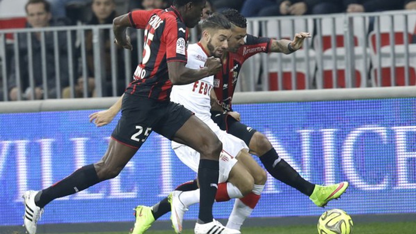 Hráč Monaca Yannick Ferreira Carasco (v bielom) sa snaží preniknúť cez dvoch futbalistov súpera.