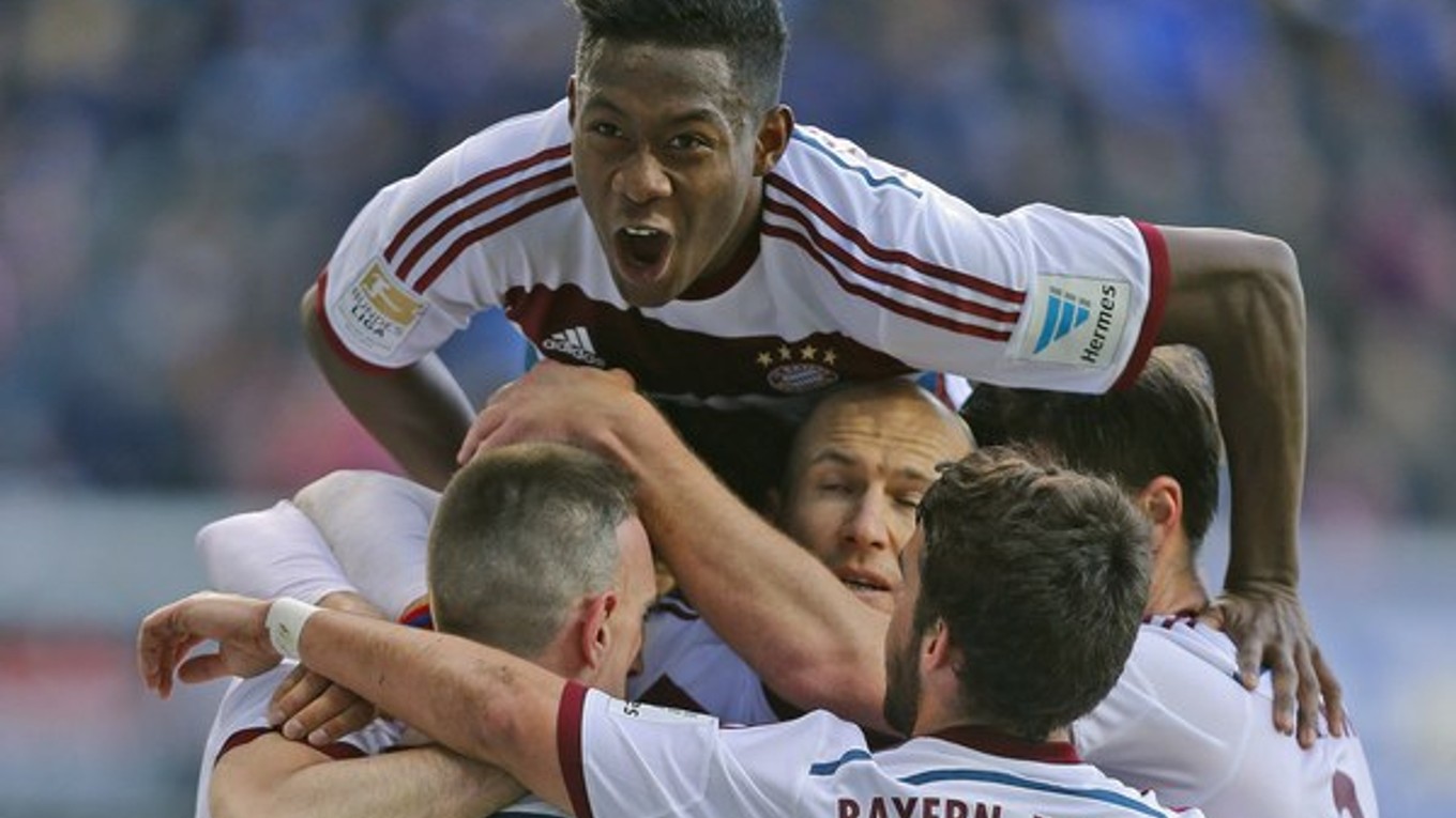 David Alaba z Bayernu Mníchov (hore) sa so spoluhráčmi teší z gólu.
