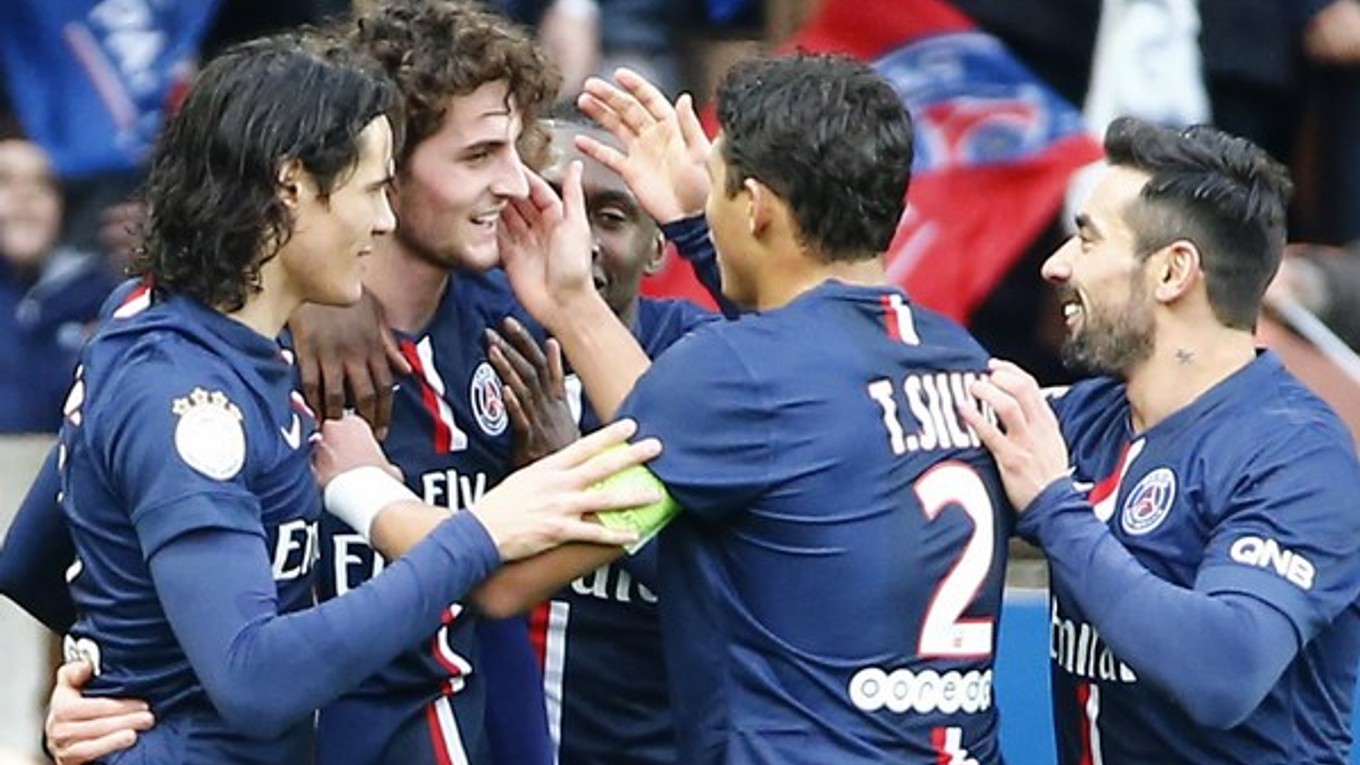 Parížania oslavujú gól v sieti Toulouse.