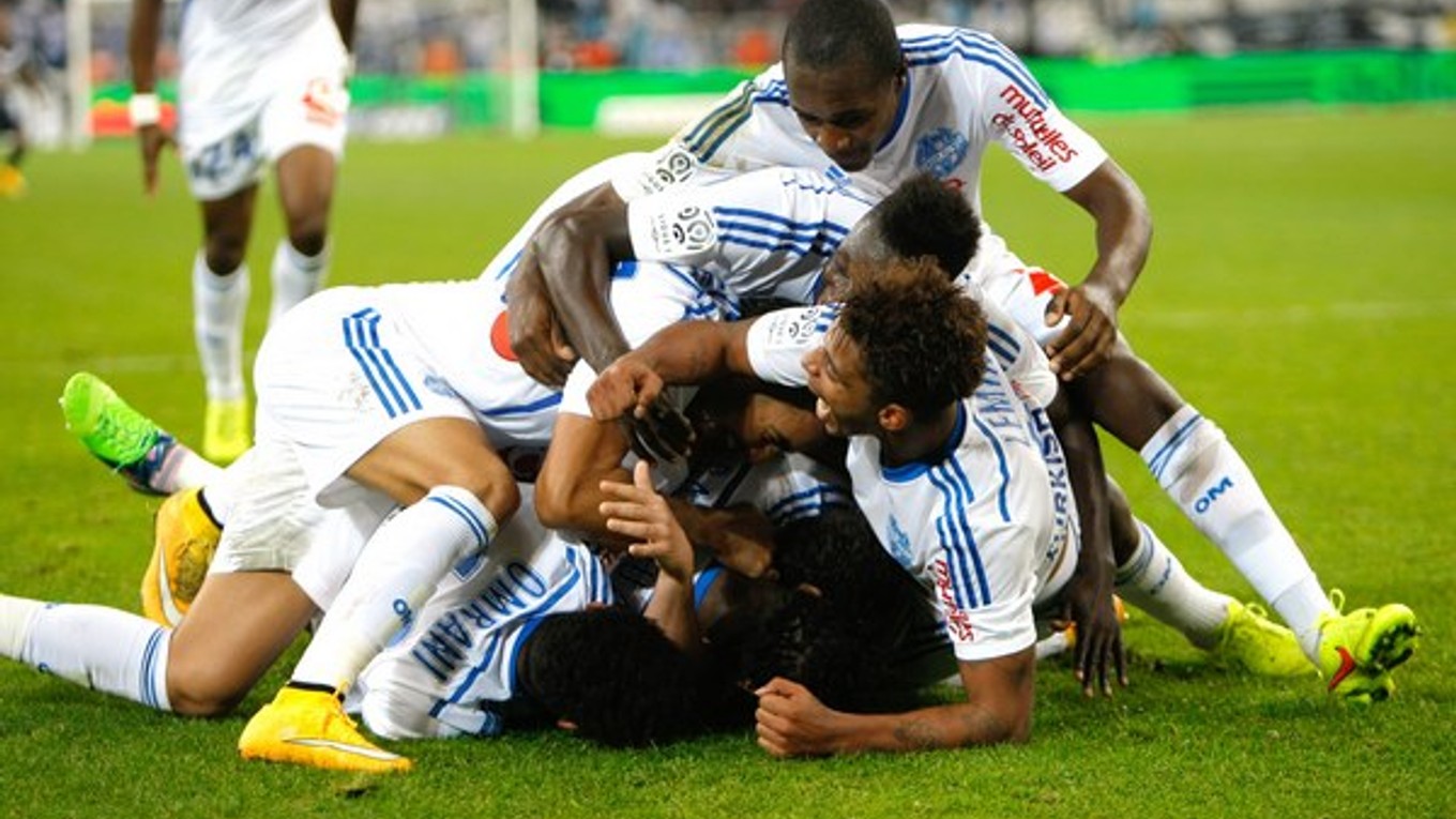 Hráči Marseille oslavujú gól v sieti Bordeaux.