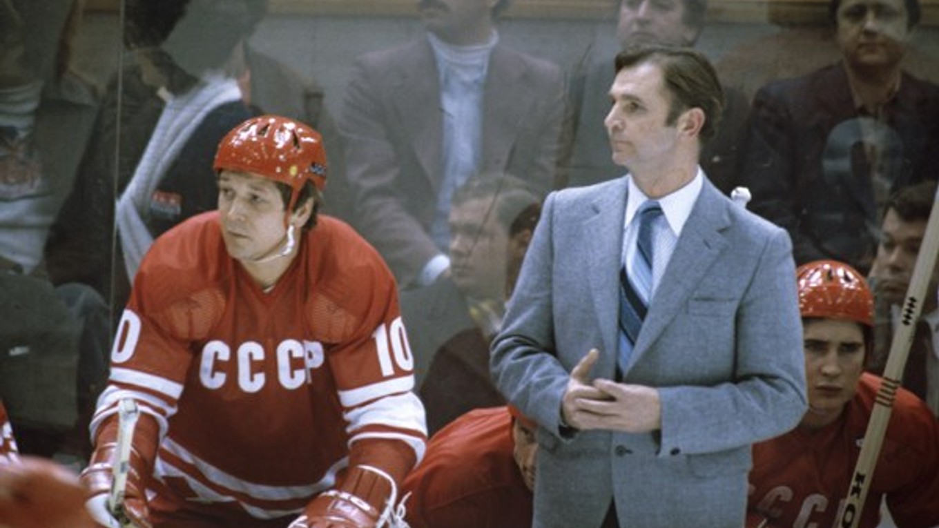 Tréner ruskej reprezentácie a legendárny hráč Viktor Tichonov (vpravo). Na snímke so slávnym útočníkom Alexandrom Maľcevom.