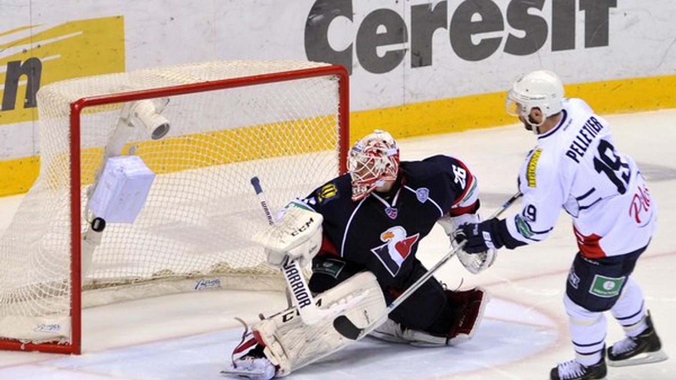 Johan Backlund a rozhodujúci samostatný nájazd premieňajúci Pascal Pelletier z Medveščaka, 12. november 2014.
