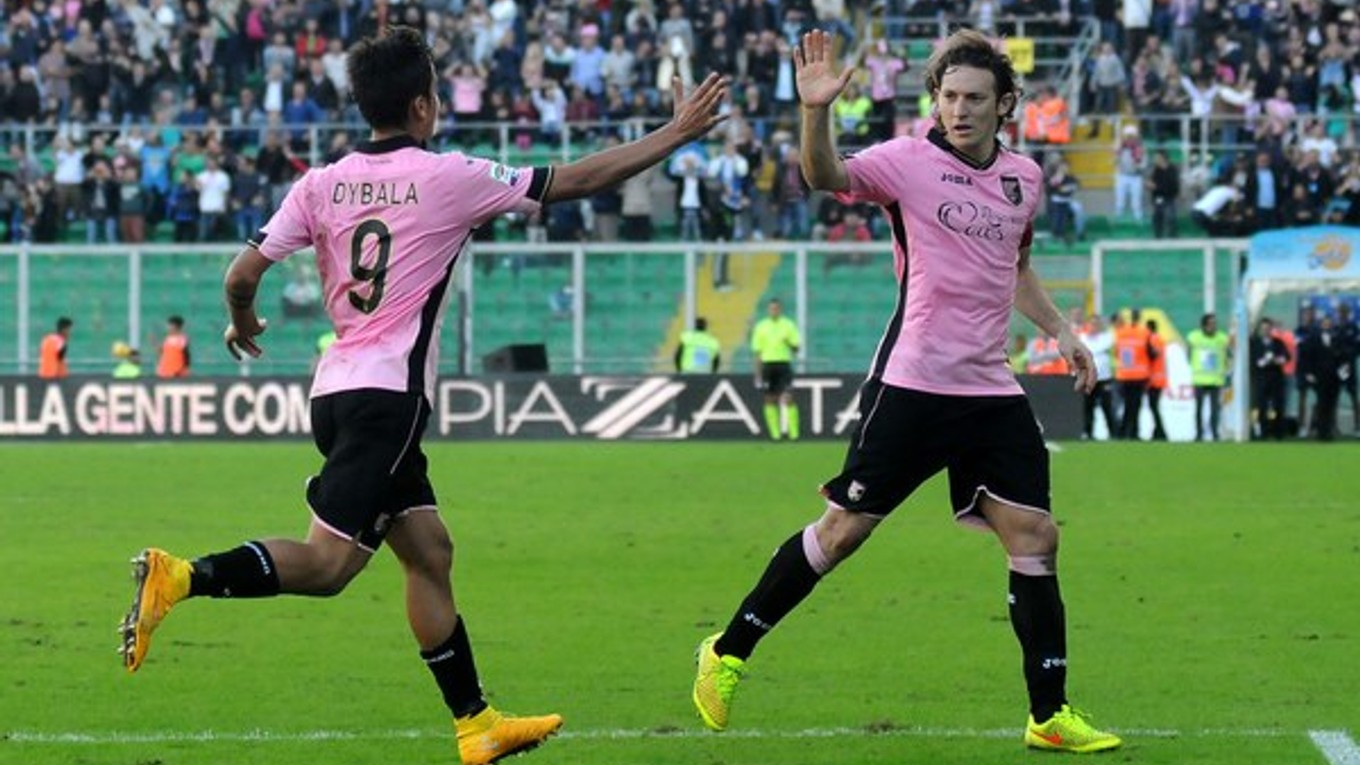 Autor gólu Palerma Paulo Dybala (vľavo) sa teší so spoluhráčom Édgarom Barretom.