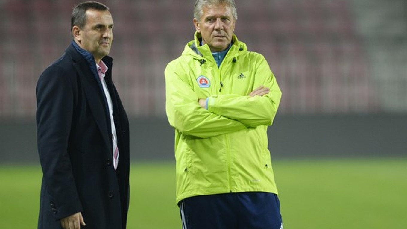 Tréner Slovana Bratislava Jozef Chovanec a generálny riaditeľ Slovana Bratislava Dušan Tittel (vľavo).