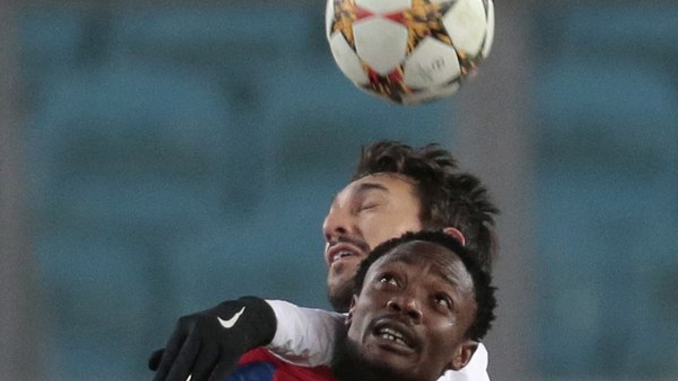 Na snímke v popredí nigérijský útočník CSKA Ahmed Musa a v pozadí obranca AS Rím Davide Astori.