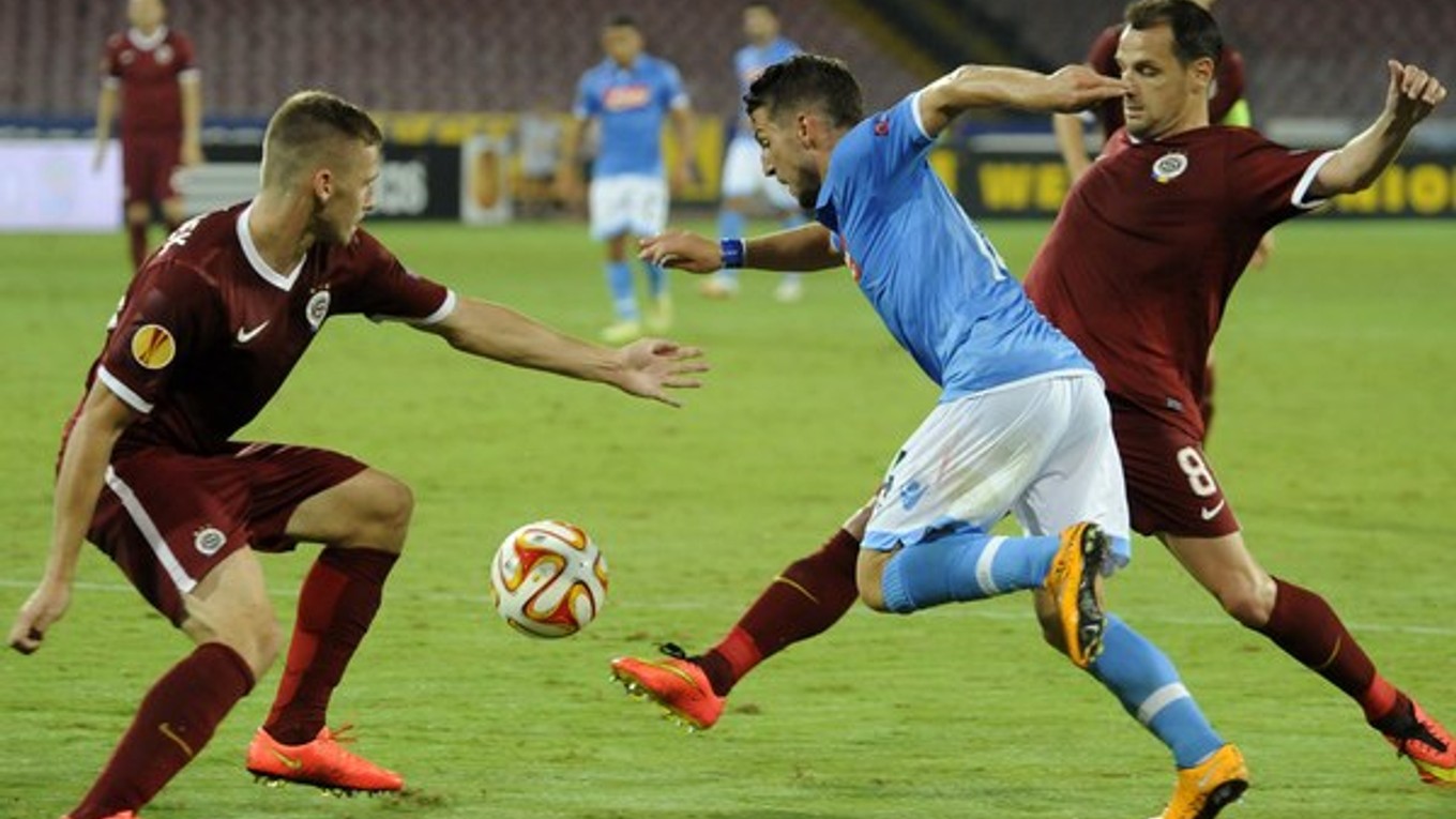 Dries Mertens z Neapolu medzi hráčmi Sparty Borekom Dočkalom a Marekom Matějovským v zápase v Neapole 18. septembra, ktorý Neapol vyhral 3:1.